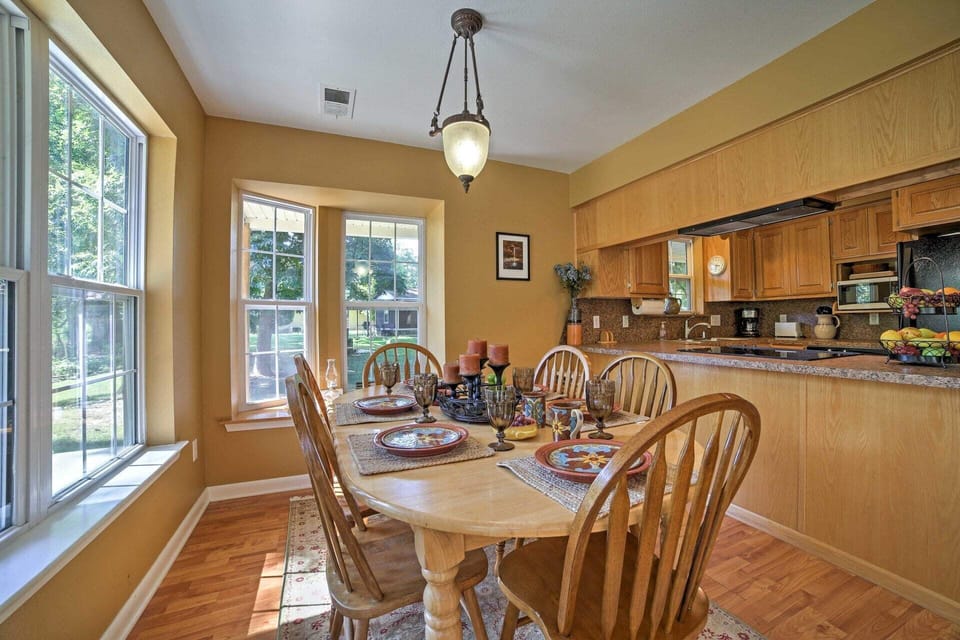 Dining Room (seats 6 comfortably)