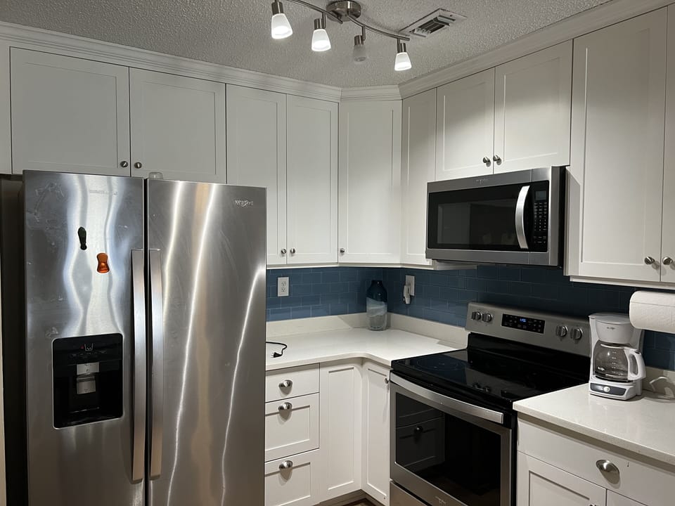 Full size kitchen with all the basic amenities