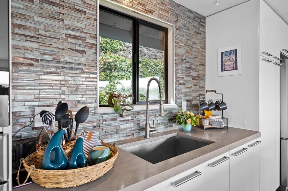 The kitchen is nicely equipped.  Starter spices, olive oil, coffee, tea.