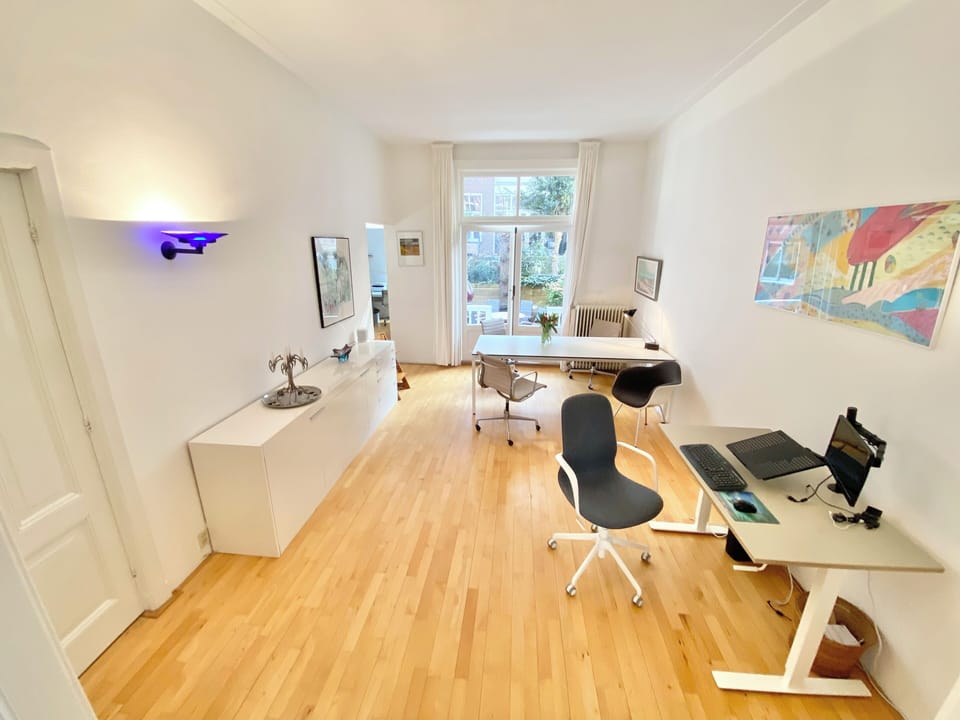 Dining room ; garden access through the double doors in the back