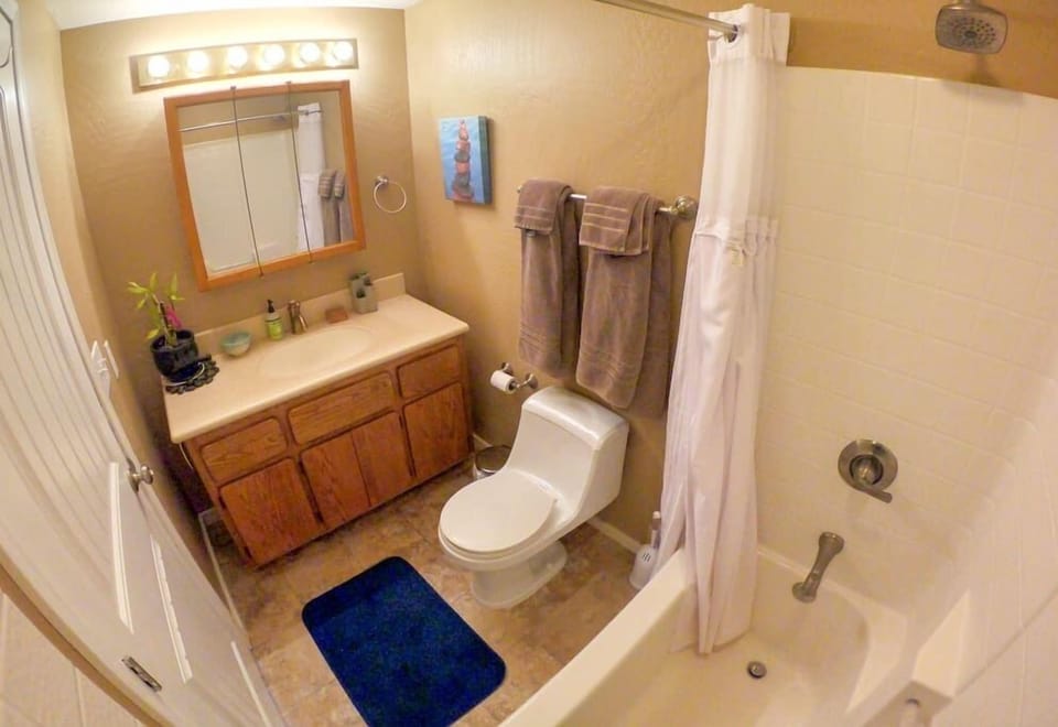 Full bath w/ tub