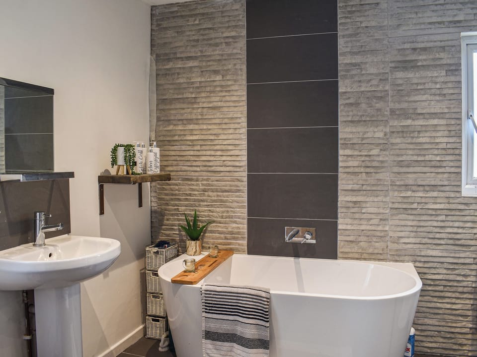 Bathroom | Britannic Chambers Apartment, Blaenau Ffestiniog