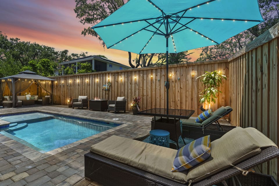 Private Resort Style Oasis, Salted ,Heated  Pool! 