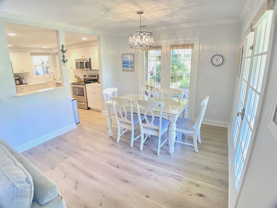 Dining room w/seating for 6