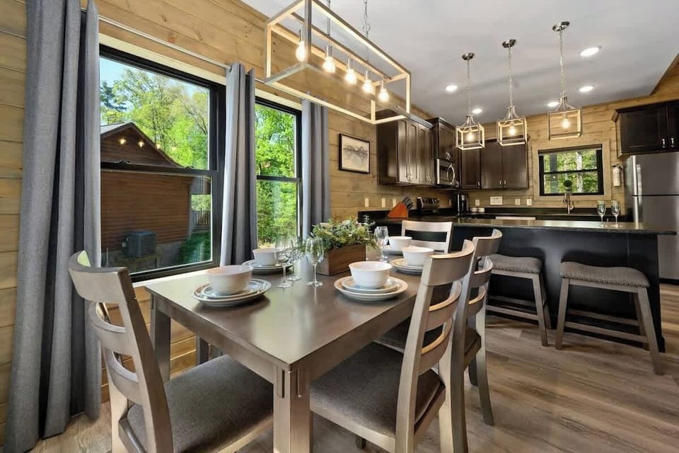 Great dining table to host dinner!