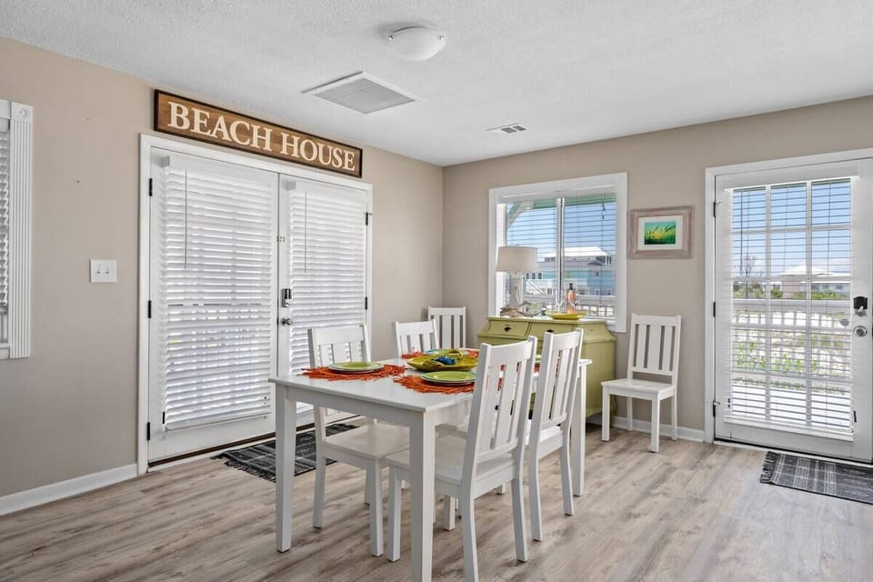 Dining table with seating for 6, along with 4 at the counter.