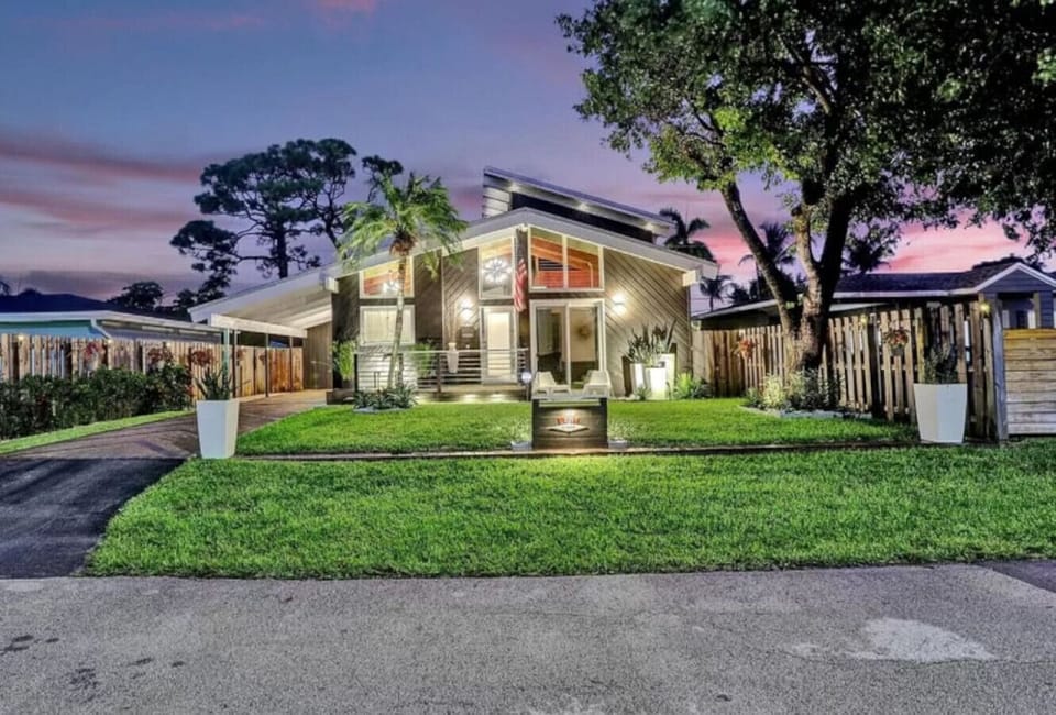 Super unique mid-century modern South Florida home for you and your family to enjoy