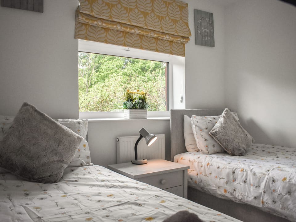 Twin bedroom | Bumblebee Lodge - Staithes Chalet and Caravan Park, Staithes
