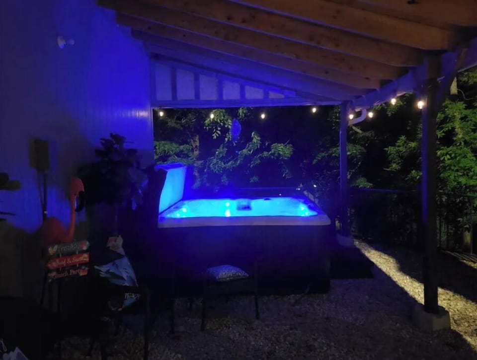 7 person Jacuzzi hot tub in private nook w/ massager & LED lights