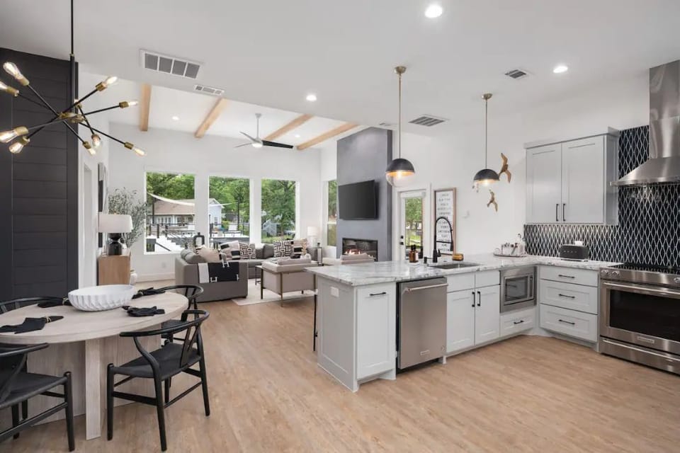 Kitchen & Dining Area