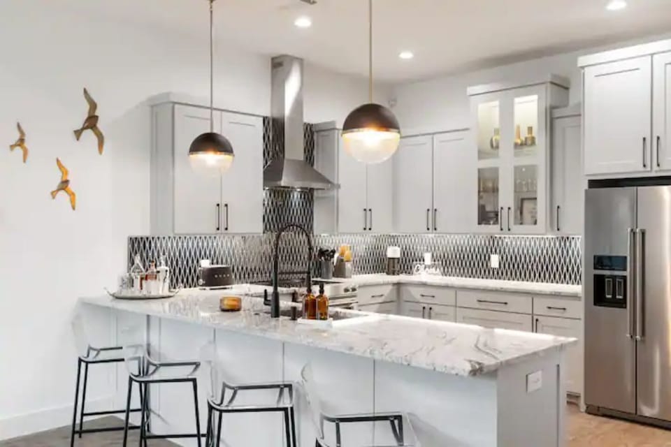 Kitchen/ Island