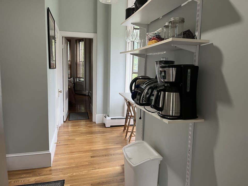 Cozy, Adorable 1-bedroom apartment - in tourist area.  Sleeps 4  Apartment in Back Bay
