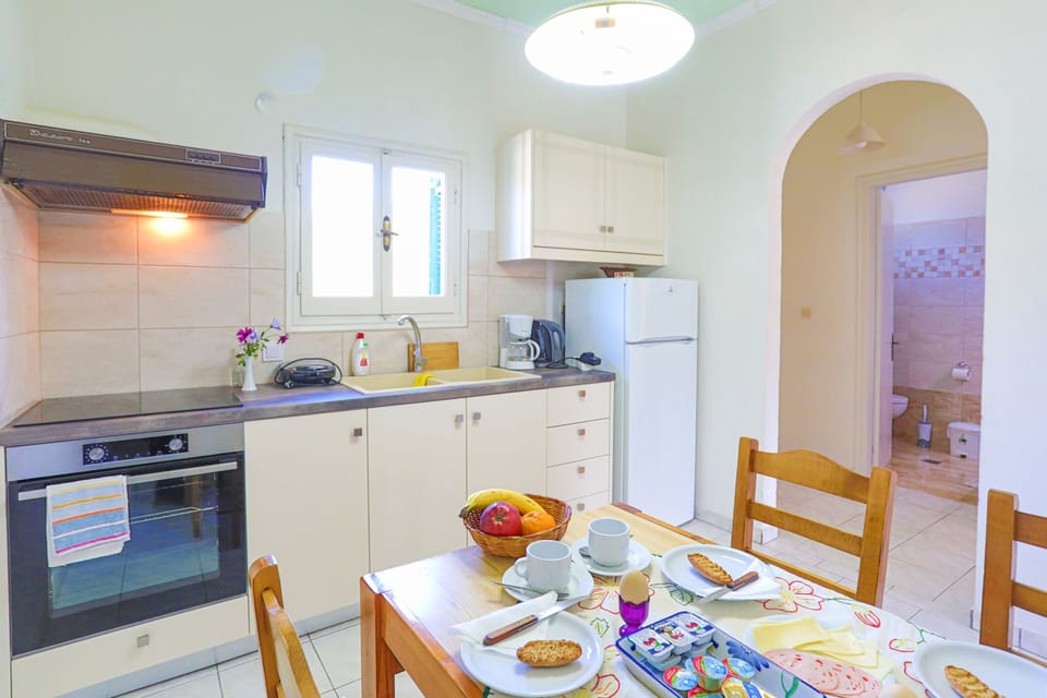Enjoy lazy breakfasts in functional kitchen