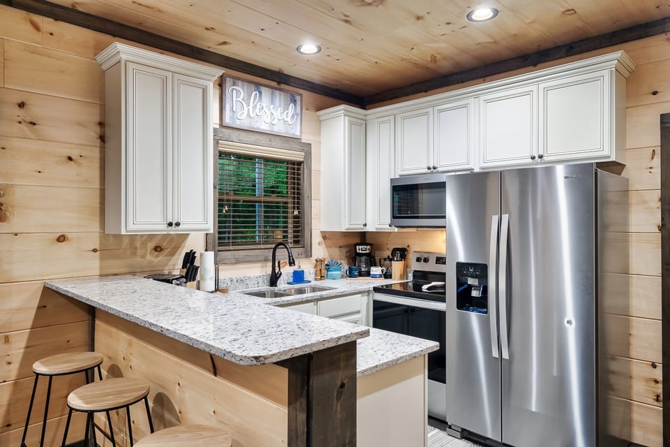Fully equipped modern kitchen.