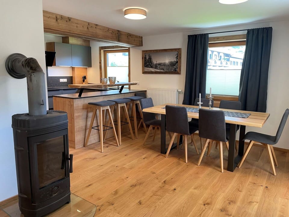 Water, Sky, Property, Plant, Building, Cloud, Swimming Pool, Tree, Residential Area, Grass