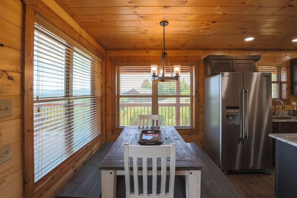 Dining room with Mountain Views!