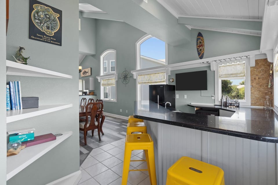 The Counter Bar is perfect for cocktails, snacks, and soaking in the beautiful view!