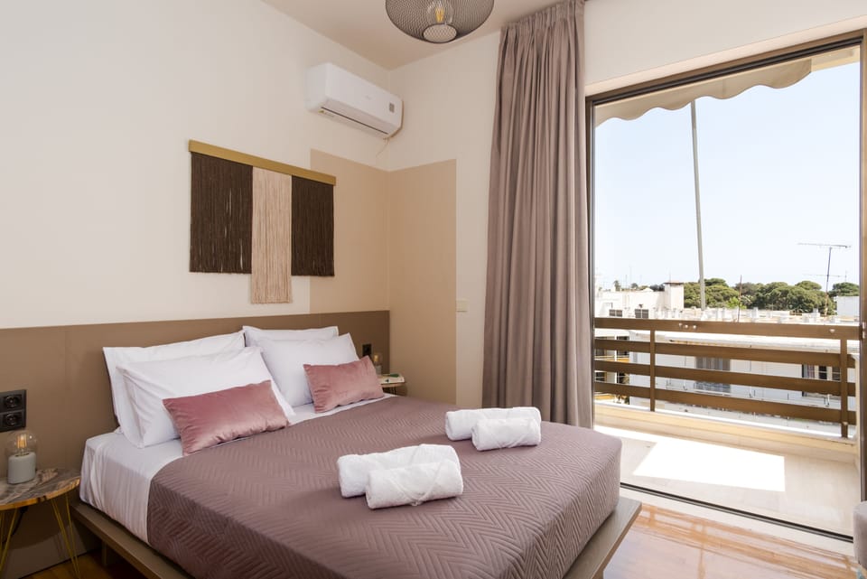 Bedroom with queen size bed and air-conditionating
