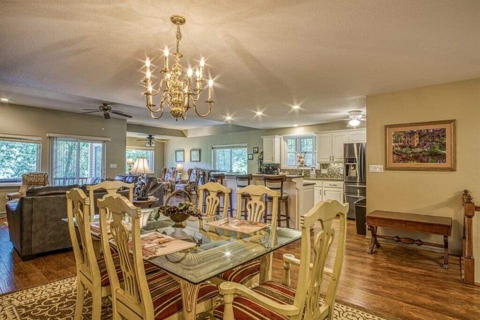 Diningarea,bar,kitchenandlivingroomonentrylevel