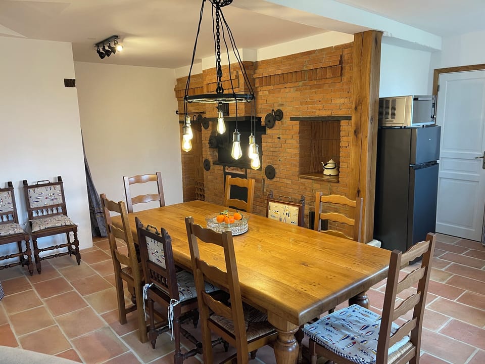 The dining table ! Lovely for a family meal. Why not stay for Christmas?