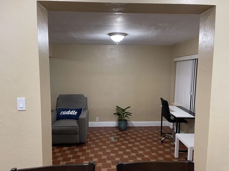 Working station in the Florida room with view to the backyard. 