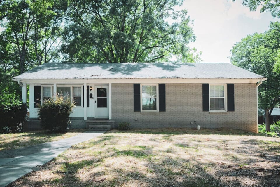 Charming single-story 4BR home with attached garage — quiet Charlotte neighborhood near Uptown
