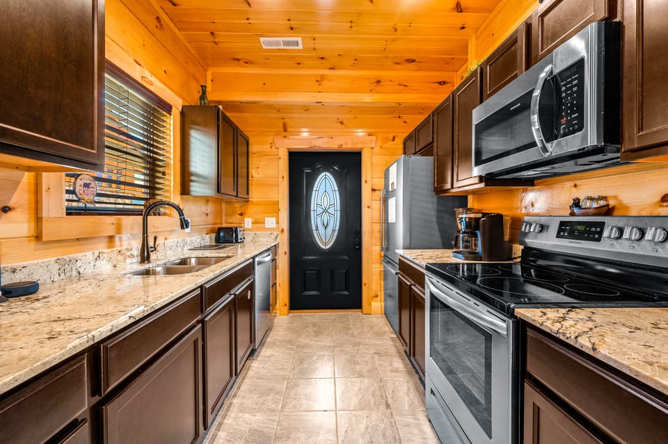 Fully equipped kitchen: appliances, cook/bake/dish-ware & more