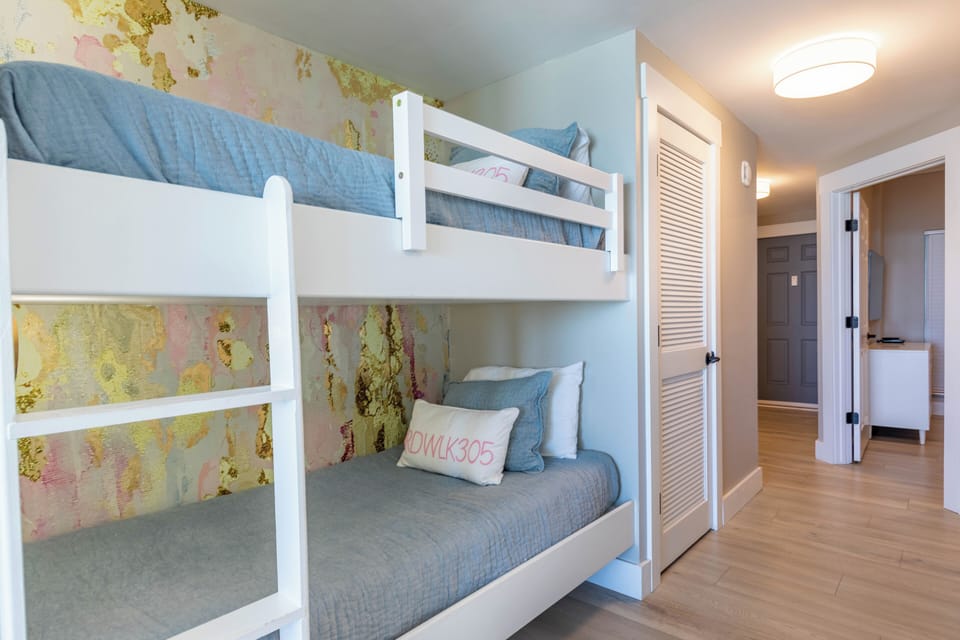 Twin size bunkbed in hallway nook