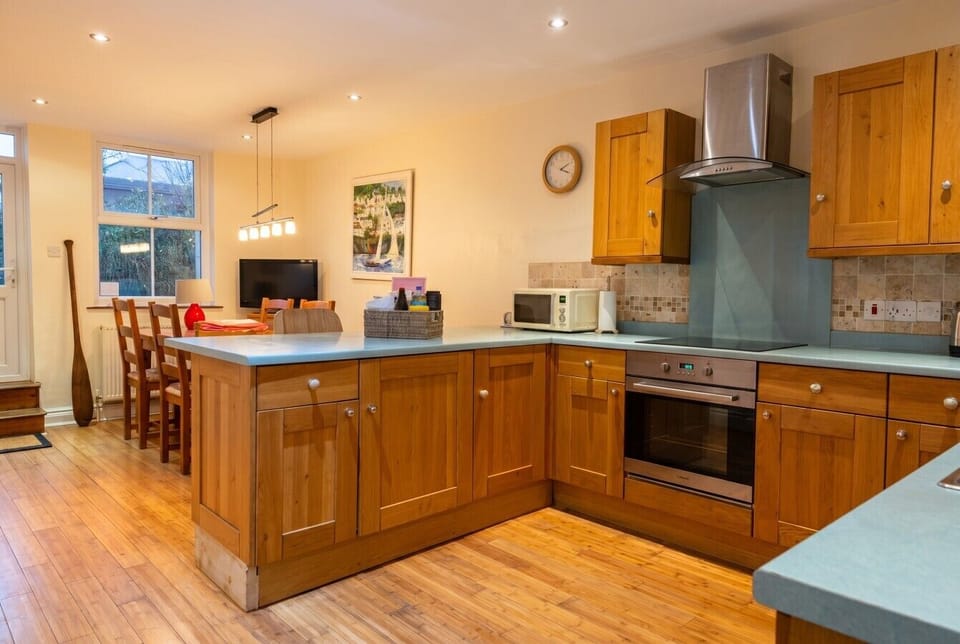 Fully equipped kitchen with oven, ceramic hob, microwave and dishwasher.