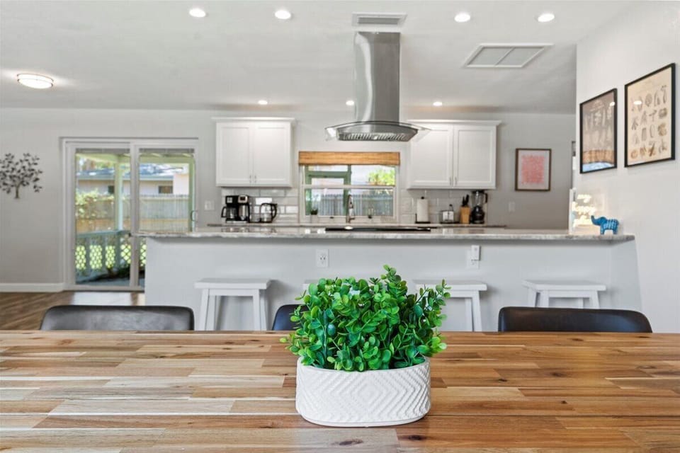 Dining & Kitchen
