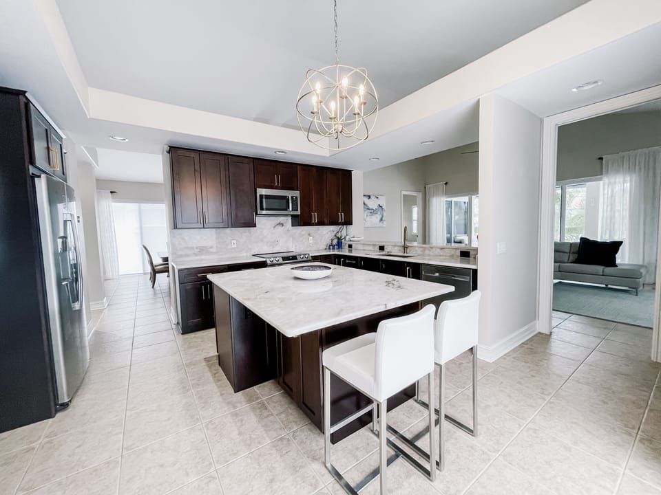 Fully Equipped Kitchen. Kierug Coffee Maker, Wine Fridge, Kitchen Island 