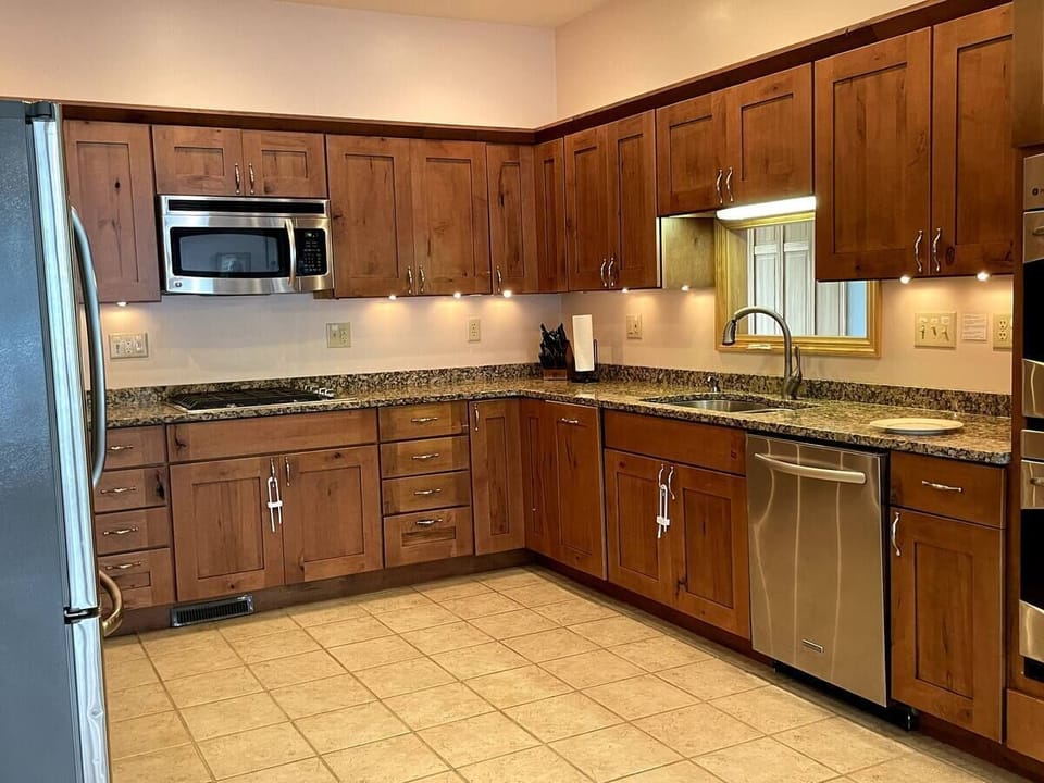 Completely stocked, full kitchen, blender, ice maker, everything you need.