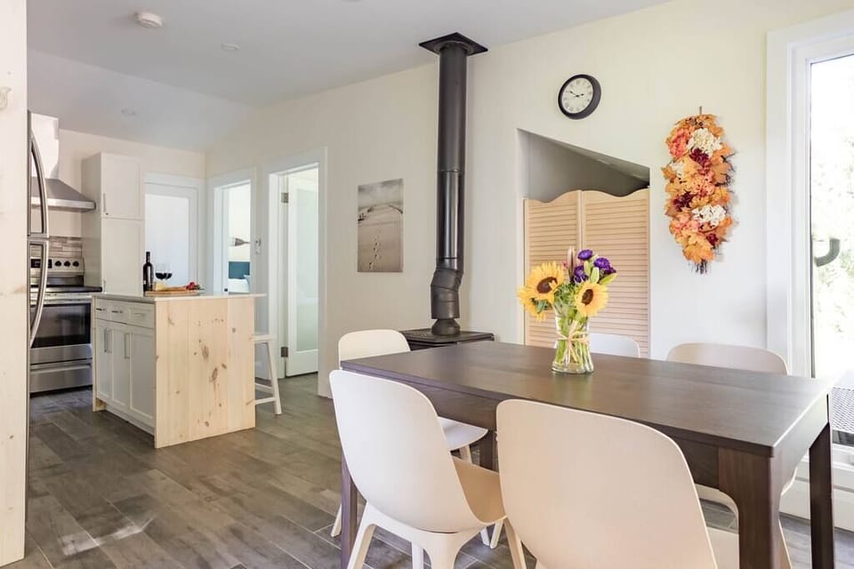 Expandable dining table