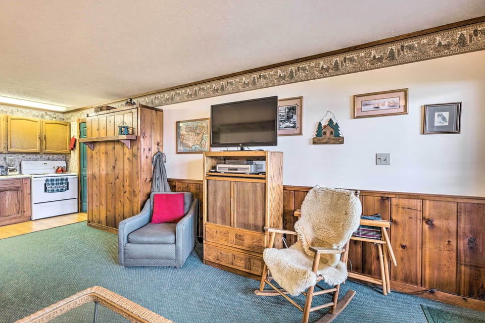 Living Room | Flat-Screen Cable TV | DVD Player