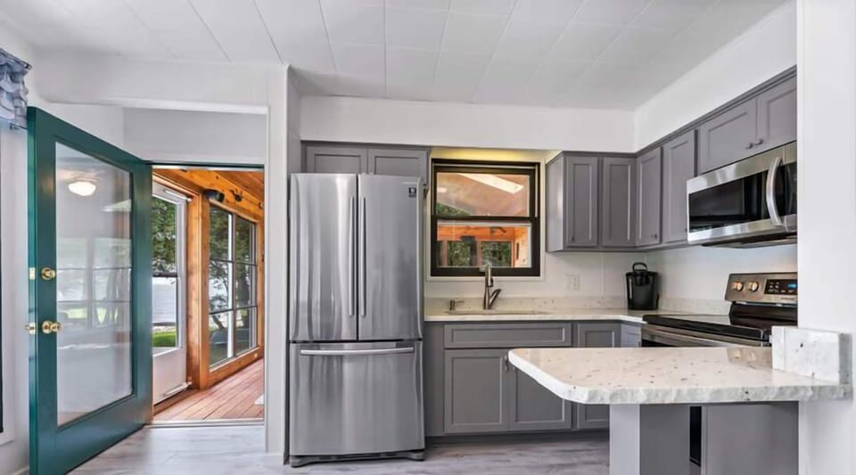 Fully equipped kitchen with stainless steel appliances — ideal for family meals and lakeside dinners