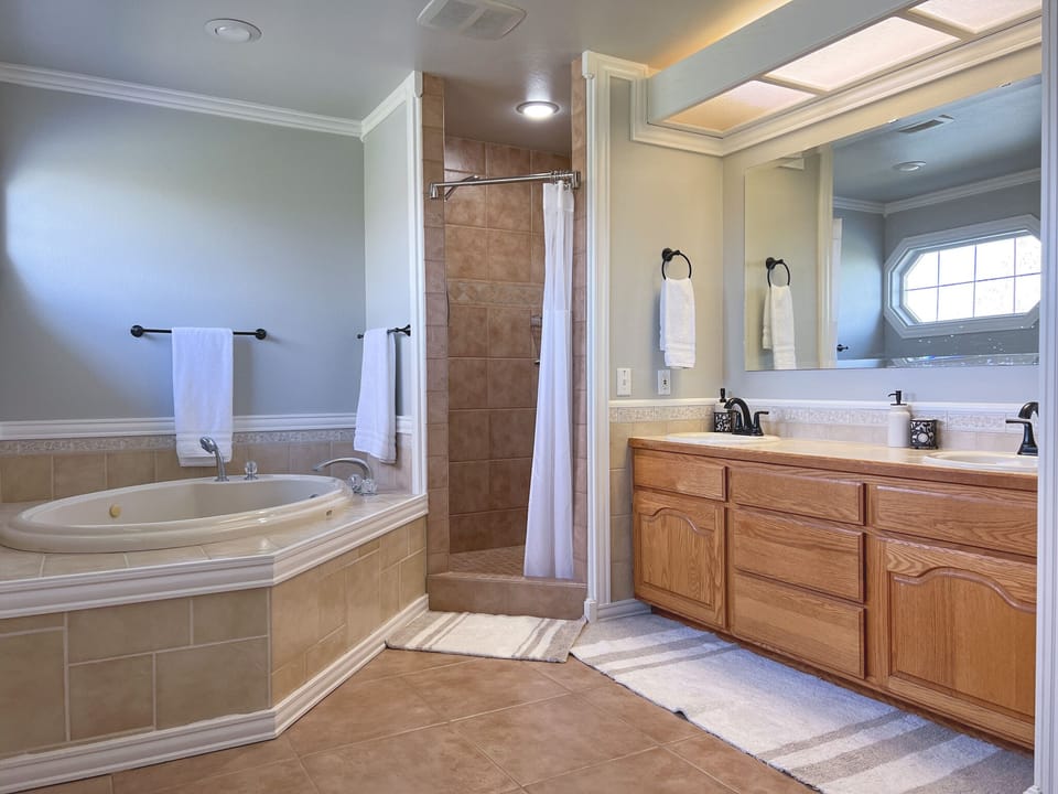 Upstairs primary ensuite 4 pcs bath with two shower heads and jetted tub