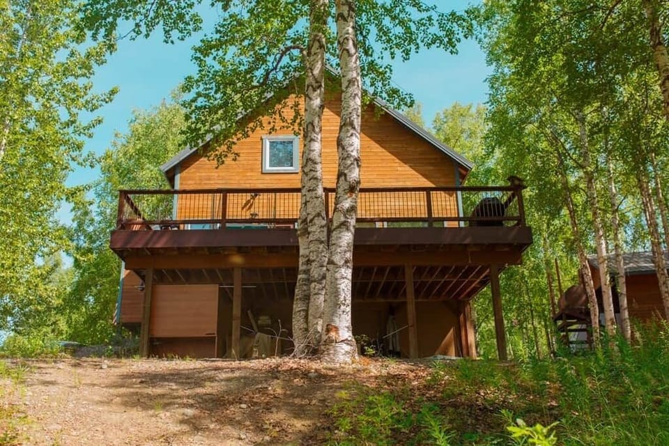 The deck that faces the beautiful lake 