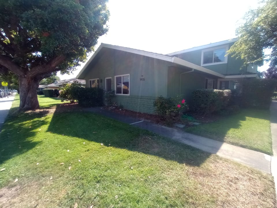 Front of 1-Story Condo