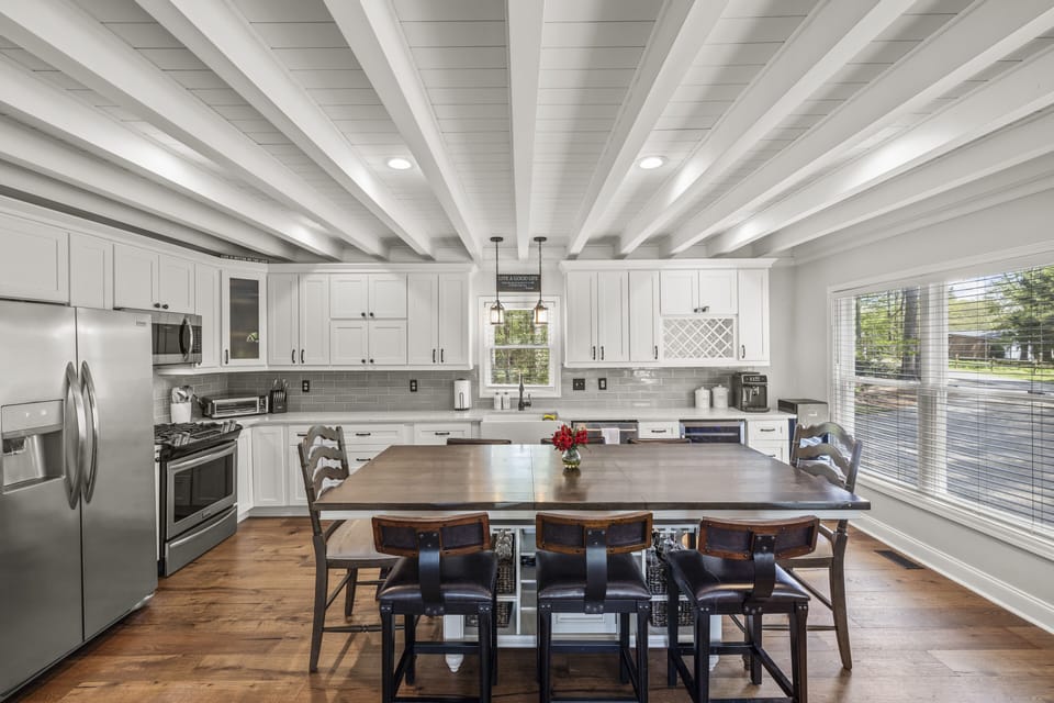 Enjoy your beautiful eat-in kitchen 