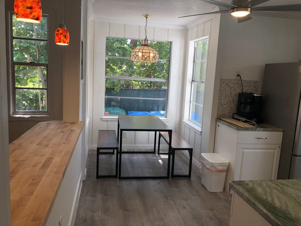 eat-in kitchen nook