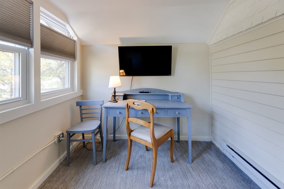 Bonus/Sun room provided a desk and ample office worspace.