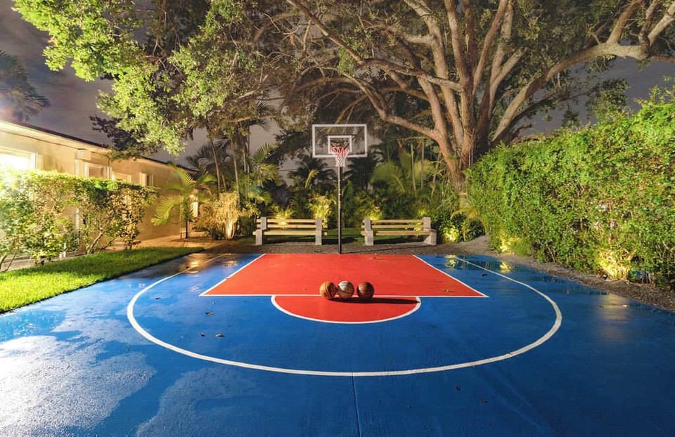 Welcome to GlamHomes! Do you like this huge BKB court?