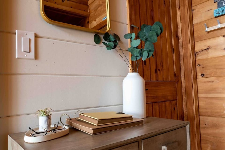 Welcome to Stargazer - leave a note and share the memories made at our cabin. Or browse through our guide to plan your next day's adventures!