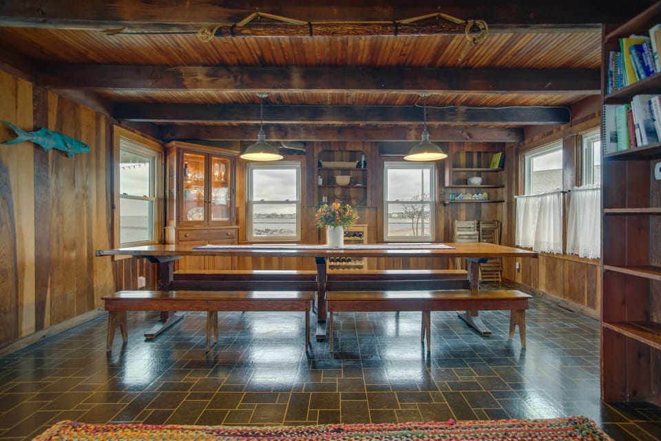 Dining Area | Dishware & Flatware Provided