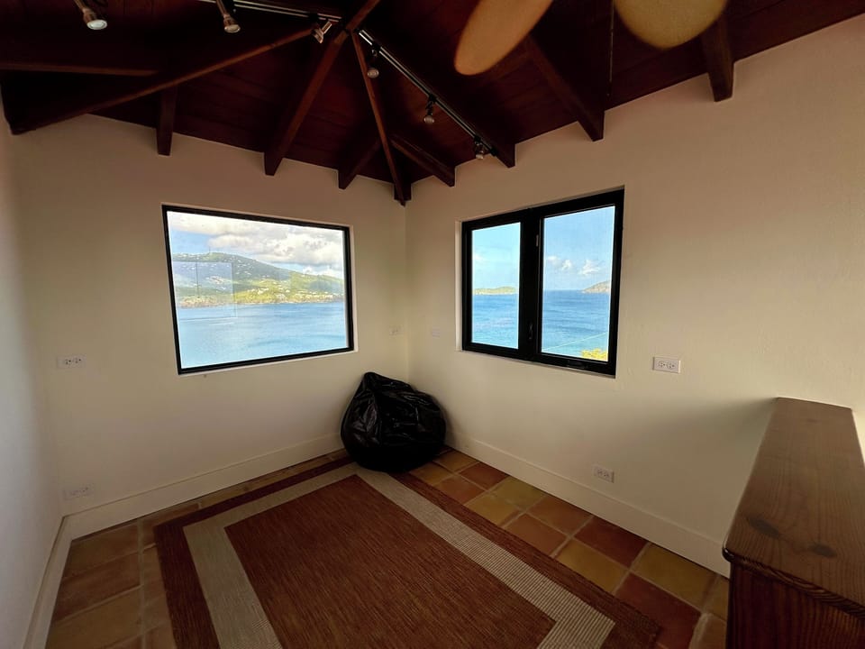Crows Nest- Top Floor Sunset/West views
