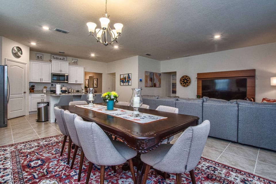 Dining room integrated with kitchen and family room