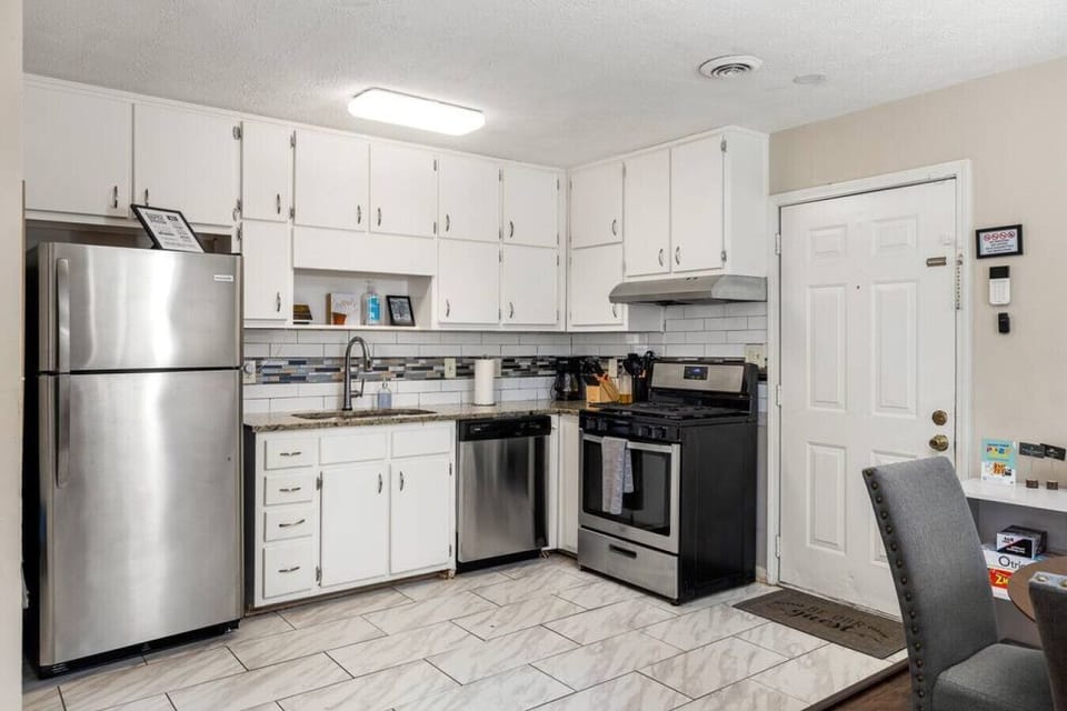 Kitchen elegance: Brand new stainless steel appliances for a sleek, modern cooking experience