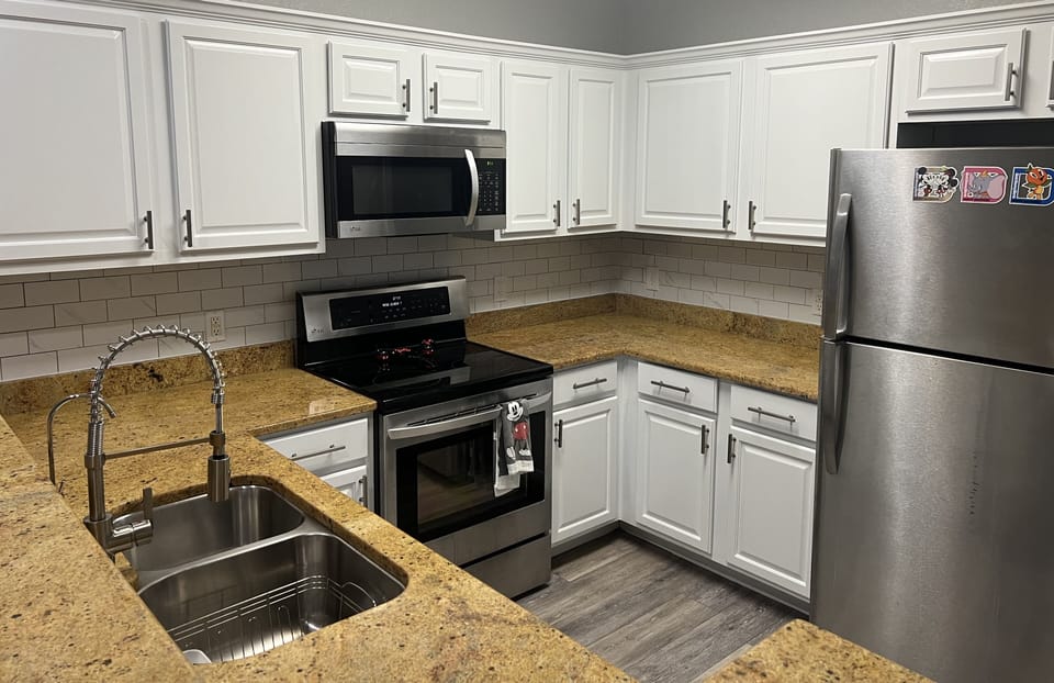 Newly refinished kitchen, 9/2023!