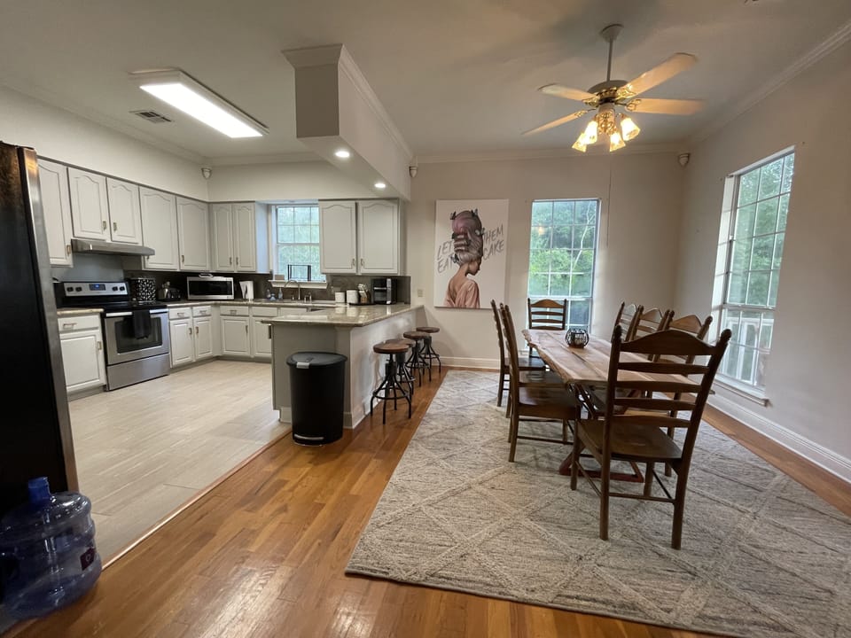 Kitchen and Breakfast/Dining Table
