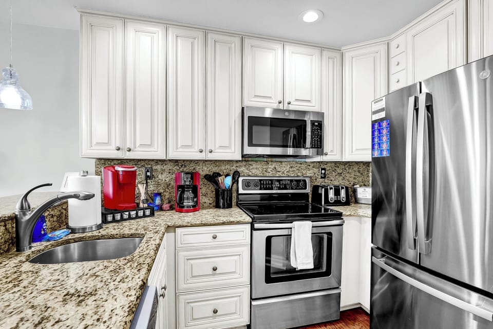 Well appointed kitchen with full size appliances, a kuerig and drip coffee.